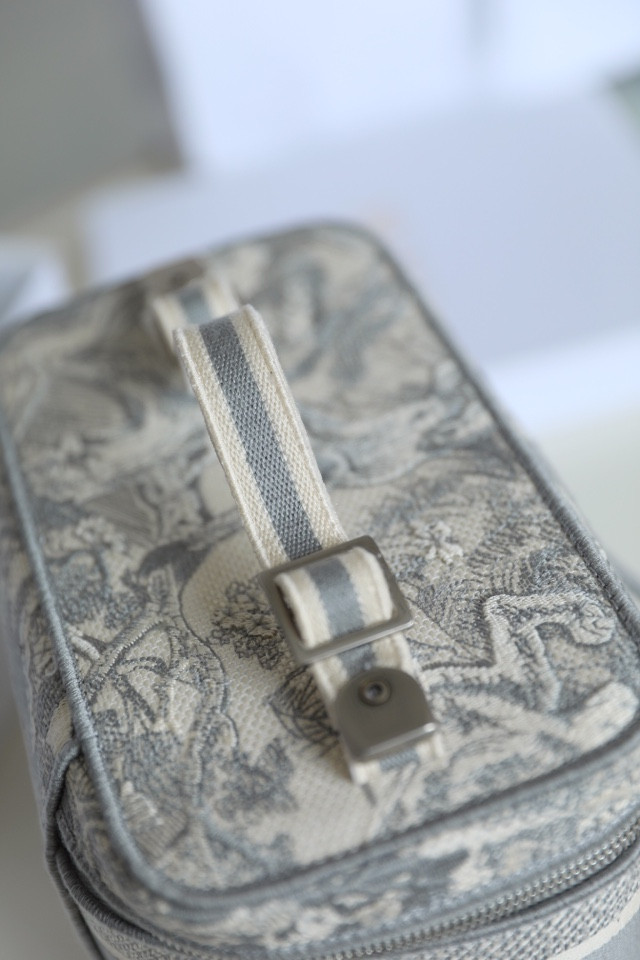 D10r Travel Vanity