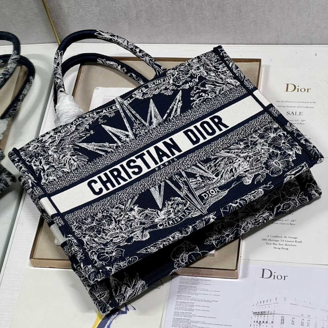 Medium D10r Book Tote