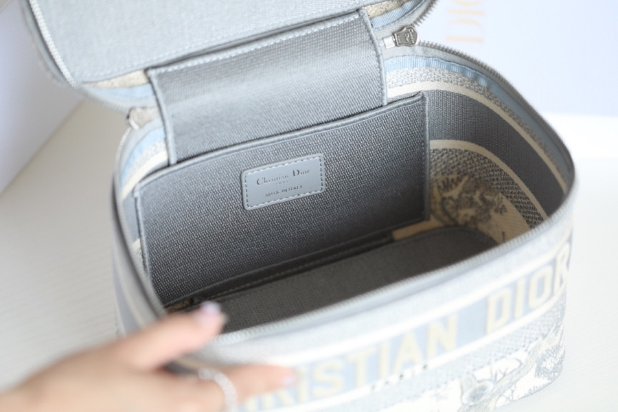 D10r Travel Vanity