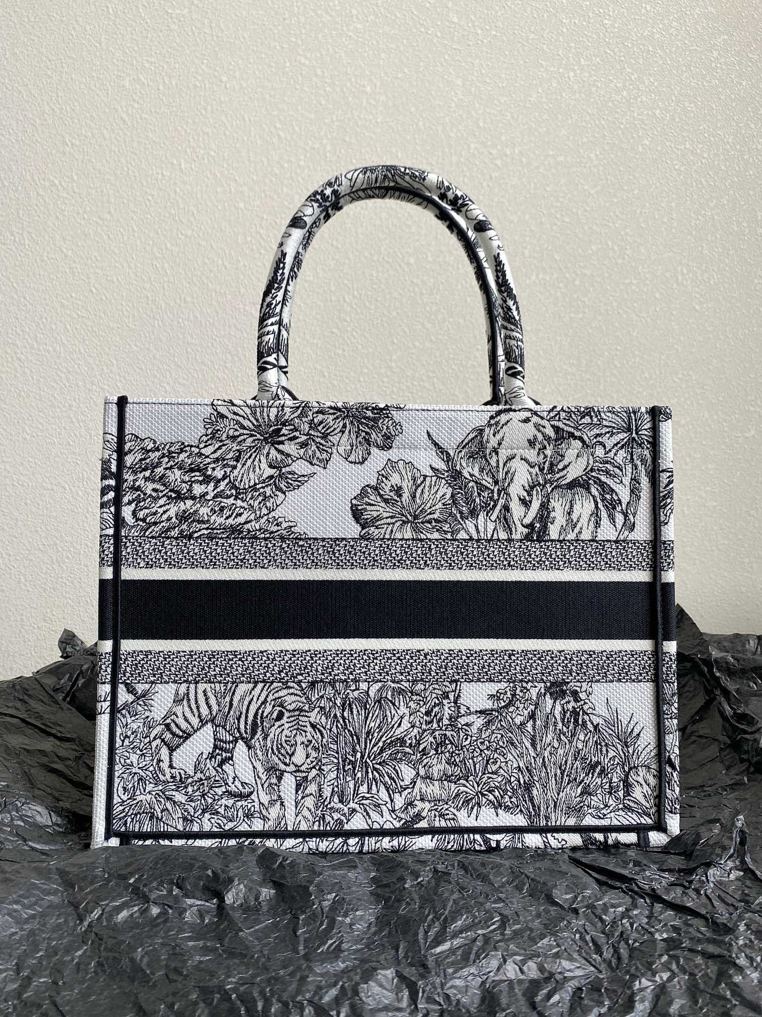 Medium D10r Book Tote