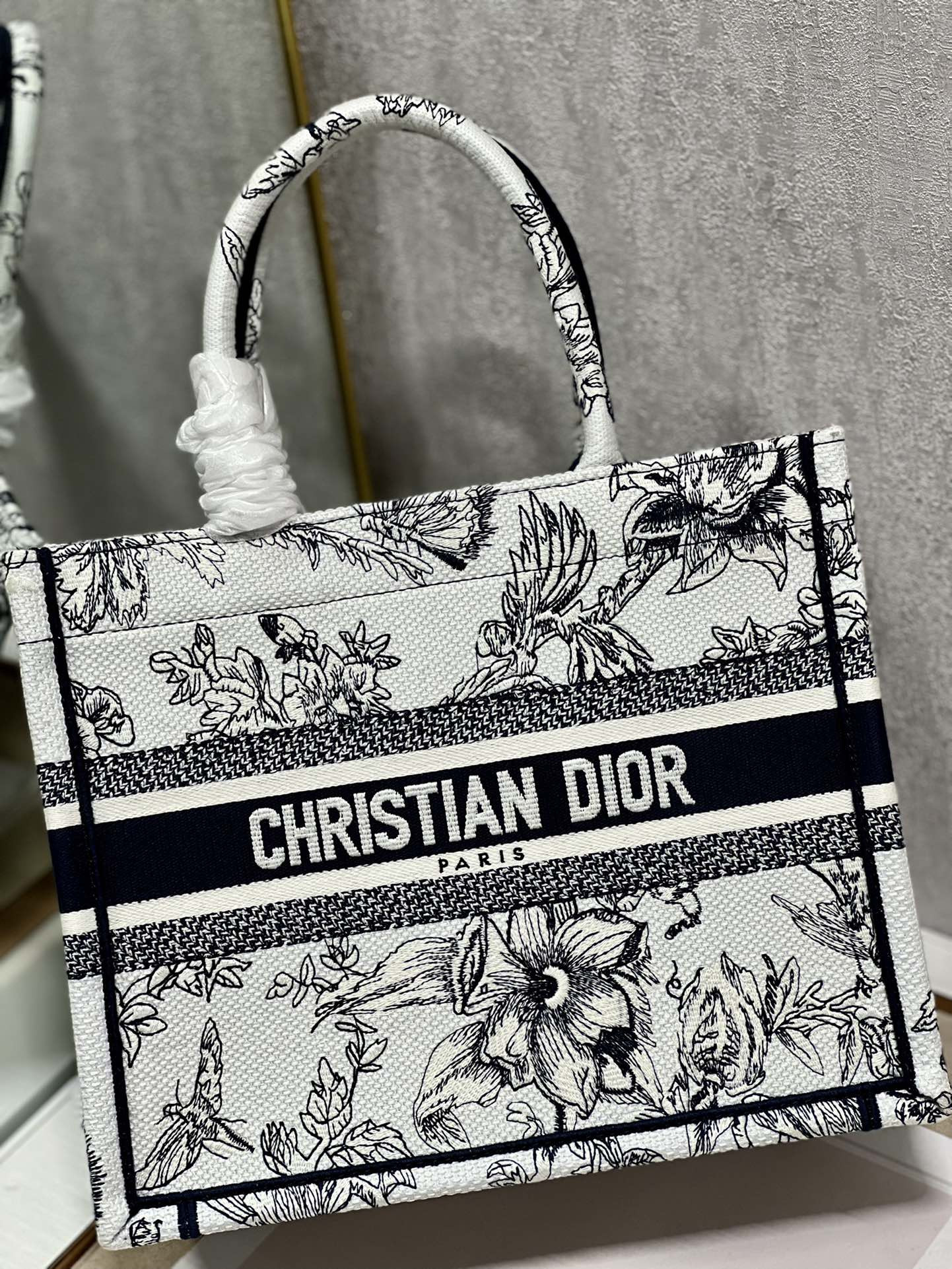 Small D10r Book Tote