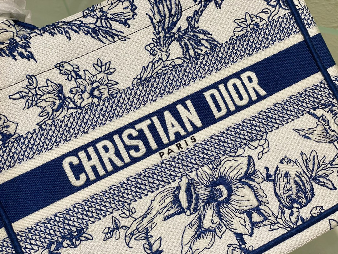 Small D10r Book Tote
