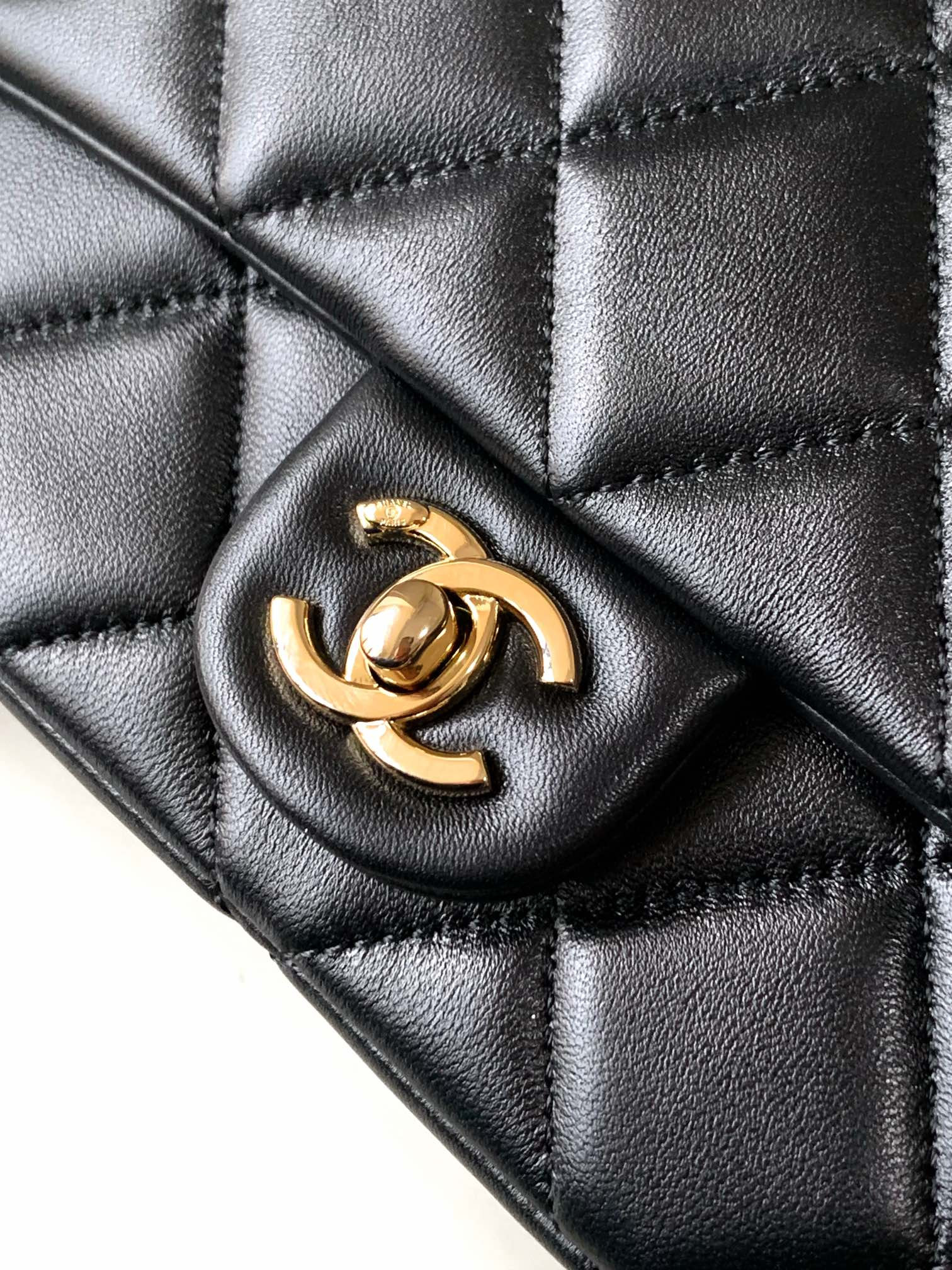 Ch**el 25p Classic Hand Bag With Gold Handware