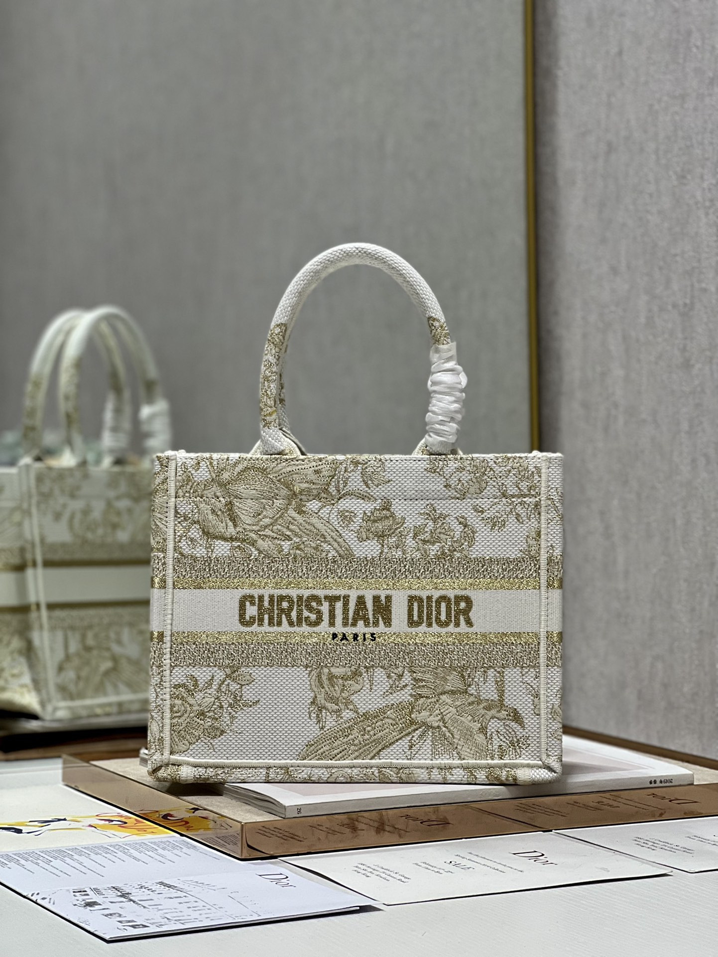 Small D10r Book Tote