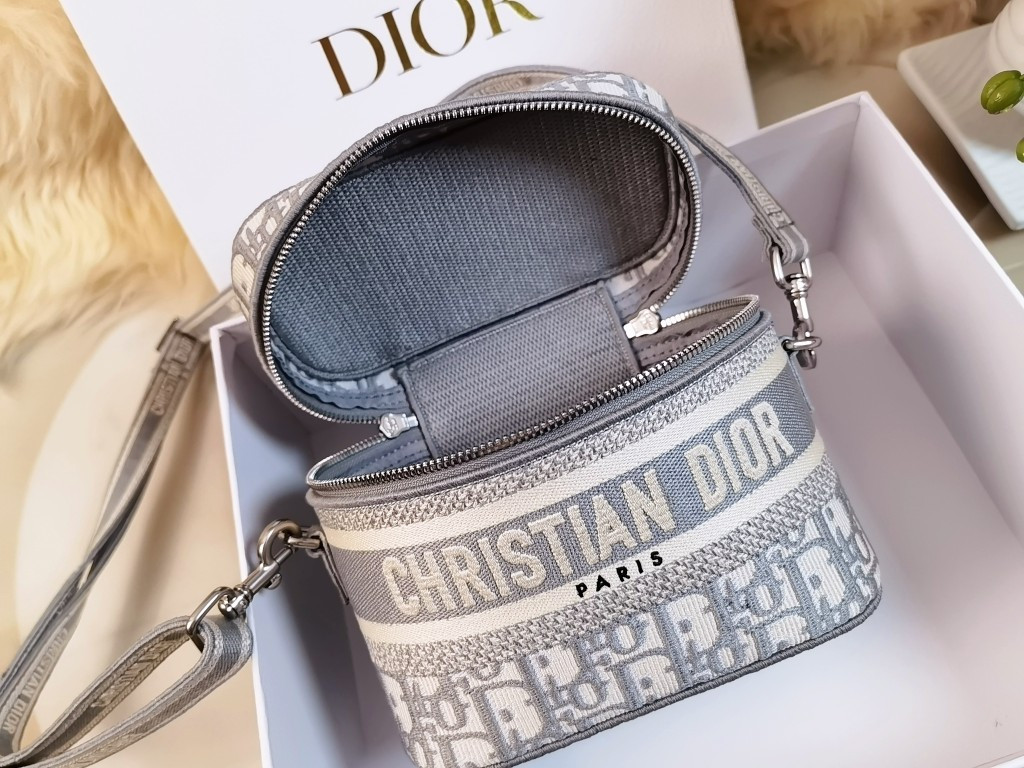 D10r travel Vanity