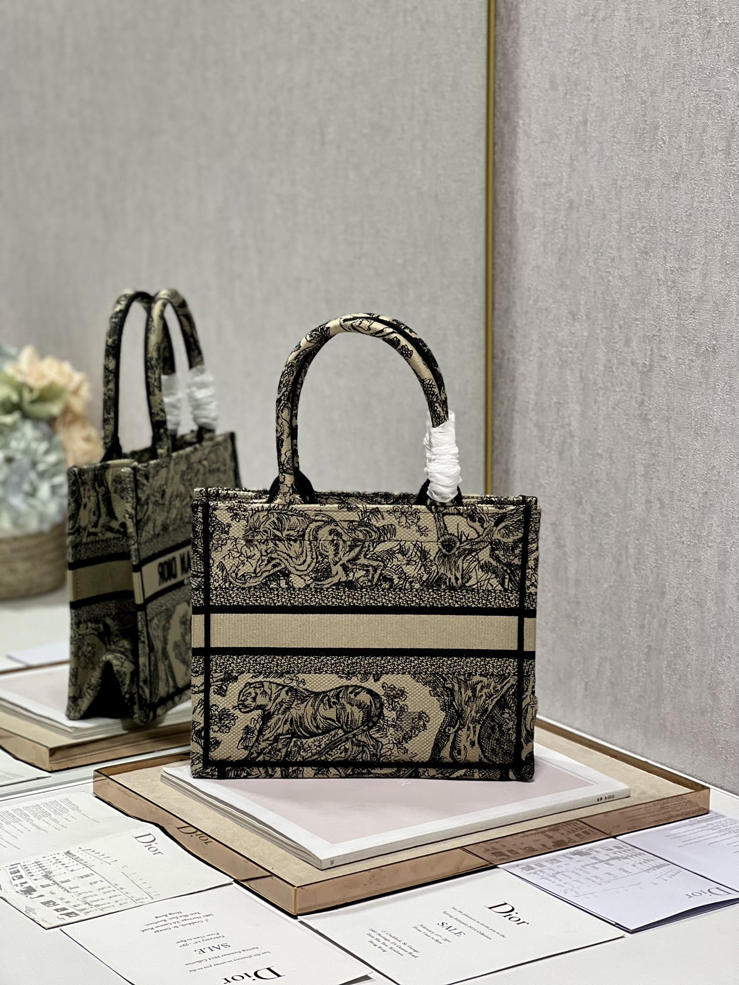 Small D10r Book Tote