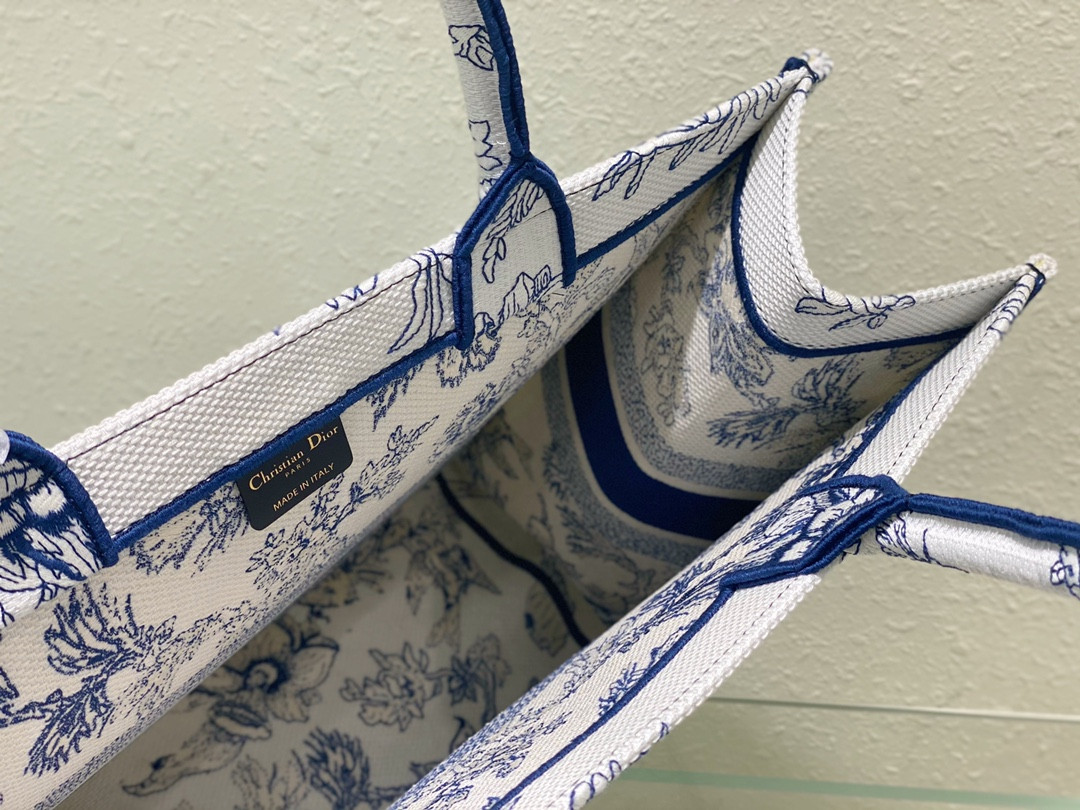 Large D10r Book Tote