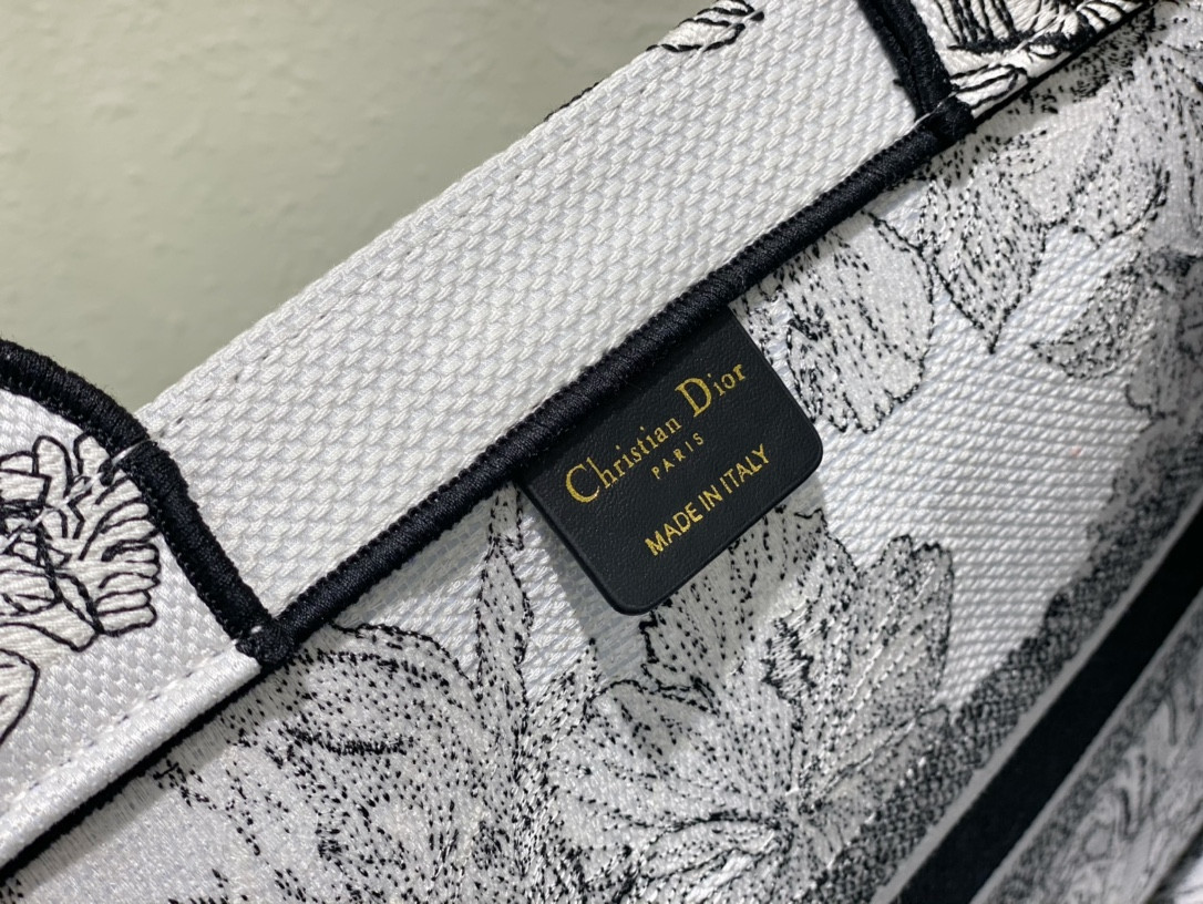 Large D10r Book Tote