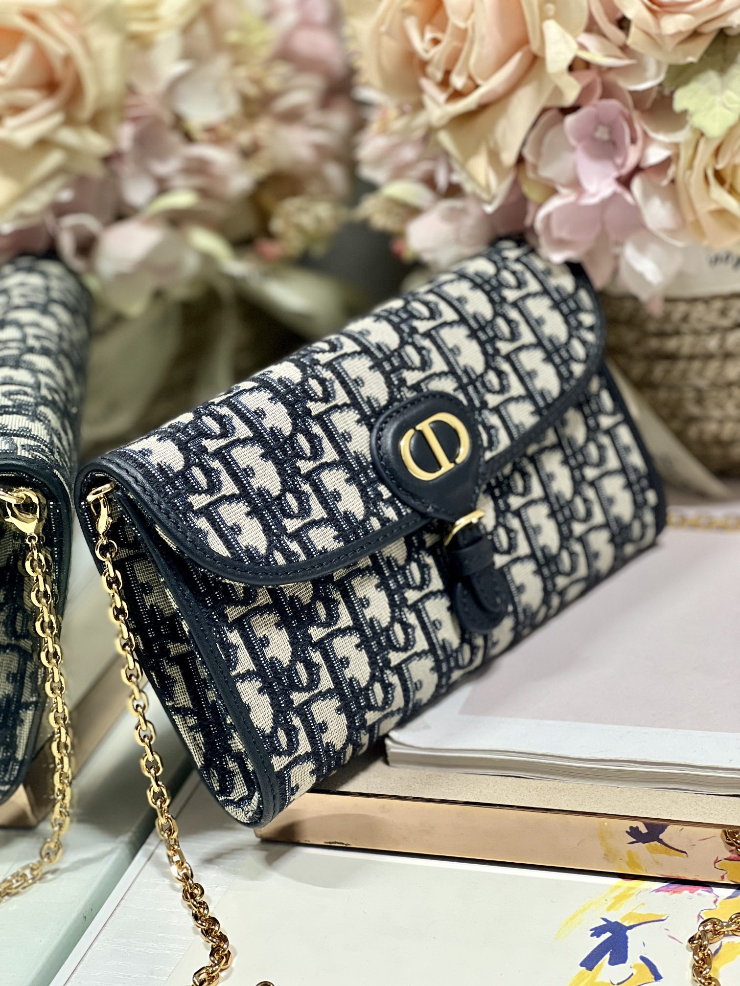 D10r Bobby East-west Pouch With Chain