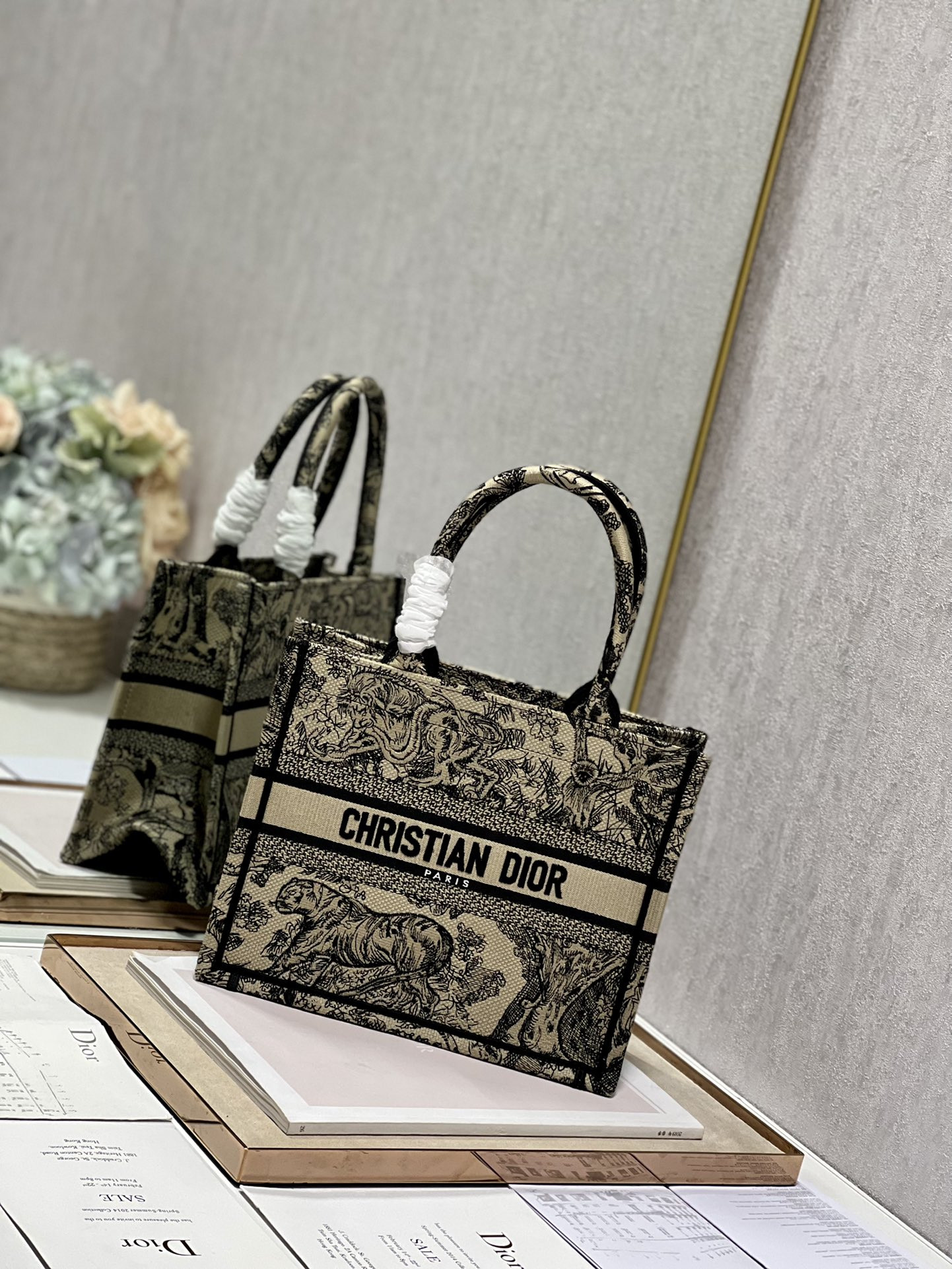 Small D10r Book Tote