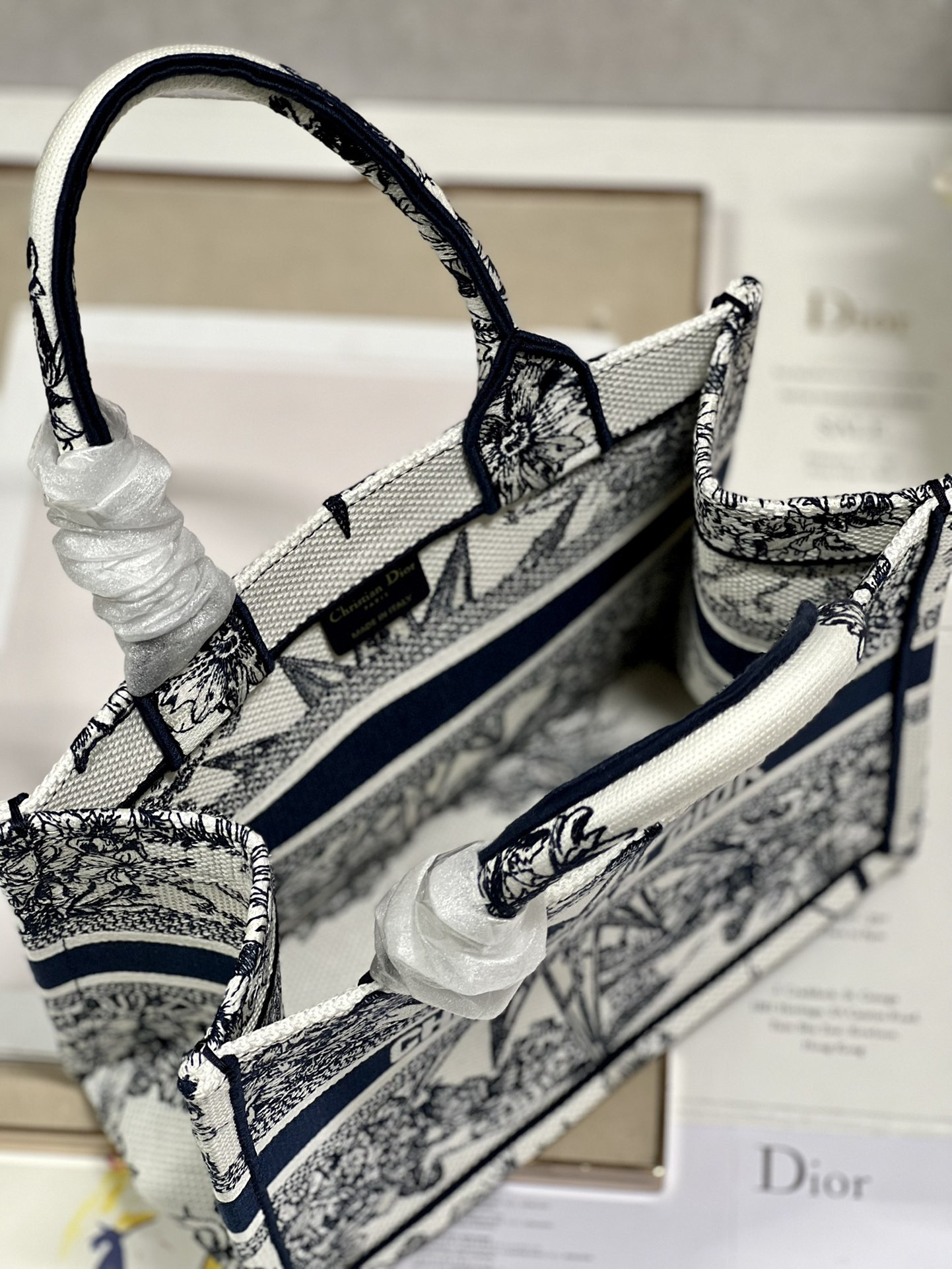 Small D10r Book Tote